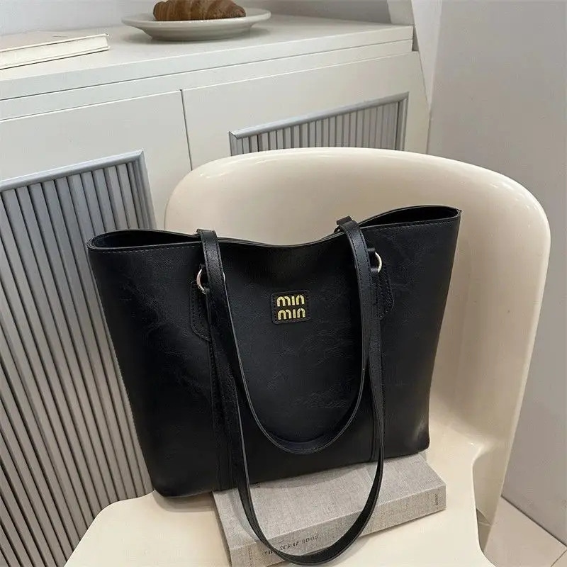 

Retro oil wax leather large bag for women 2025 new fashionable underarm commuting bag autumn single shoulder tote bag
