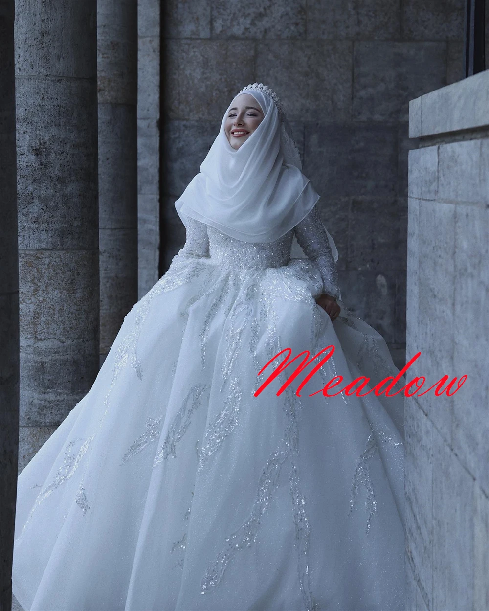 ที่กําหนดเองประณีตสีขาว Organza ชุดแต่งงานคุณภาพสูงคอสูงแขนยาว Chapel Train Sequined ชุดเจ้าสาว