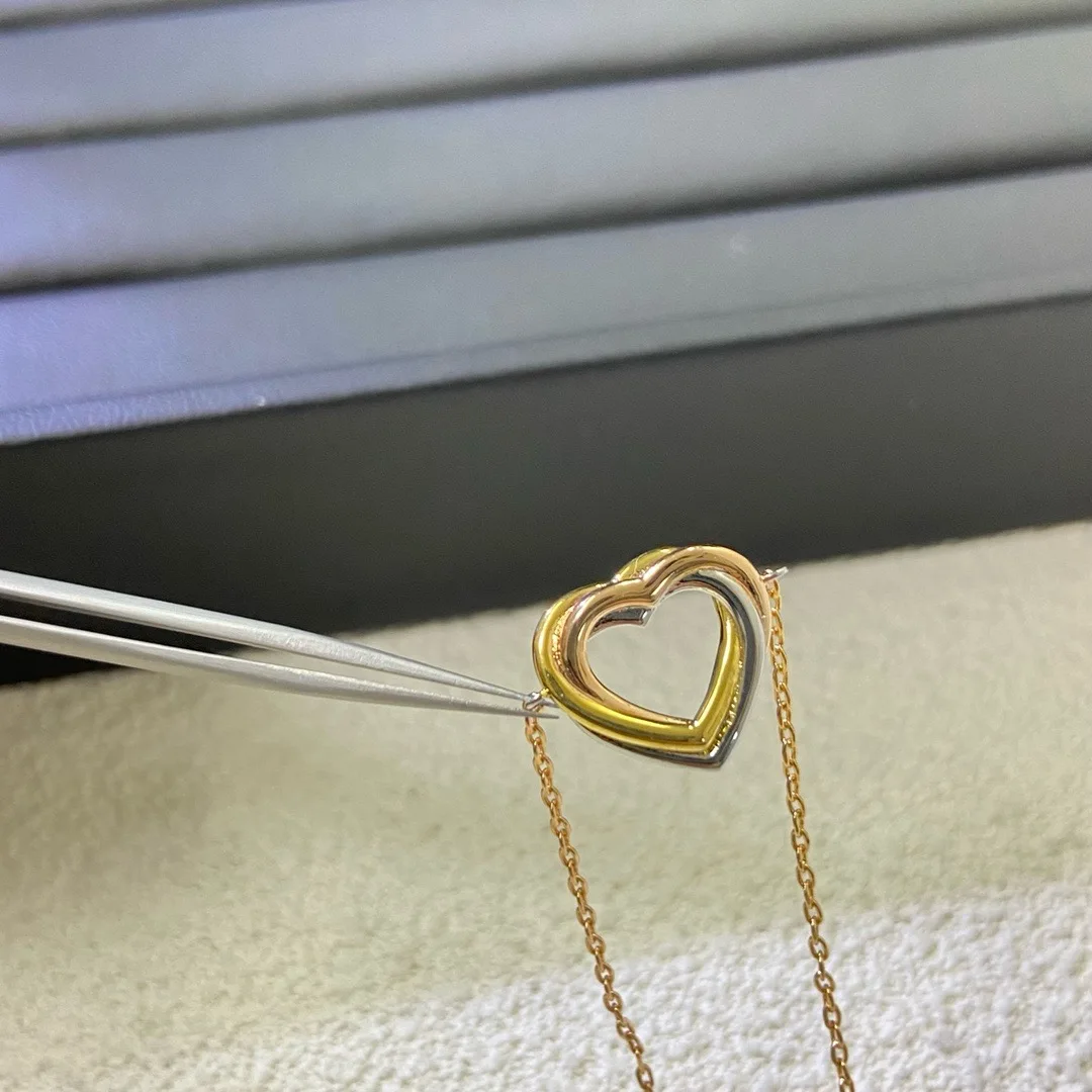 

The 2025 new Ka Family three-color glossy heart-shaped bracelet is a simple, fashionable, versatile and light luxury earpiece fo