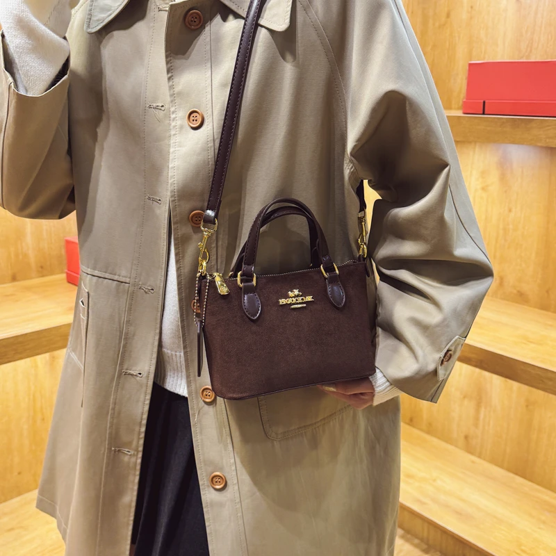 패션을 선도하는 여성용 핸드백, 스톤 마텐 프린트 가죽으로 제작되었으며, 고급스러운 모나코 스타일의 가볍고 부드러운 모던한 디자인을 특징으로 합니다.