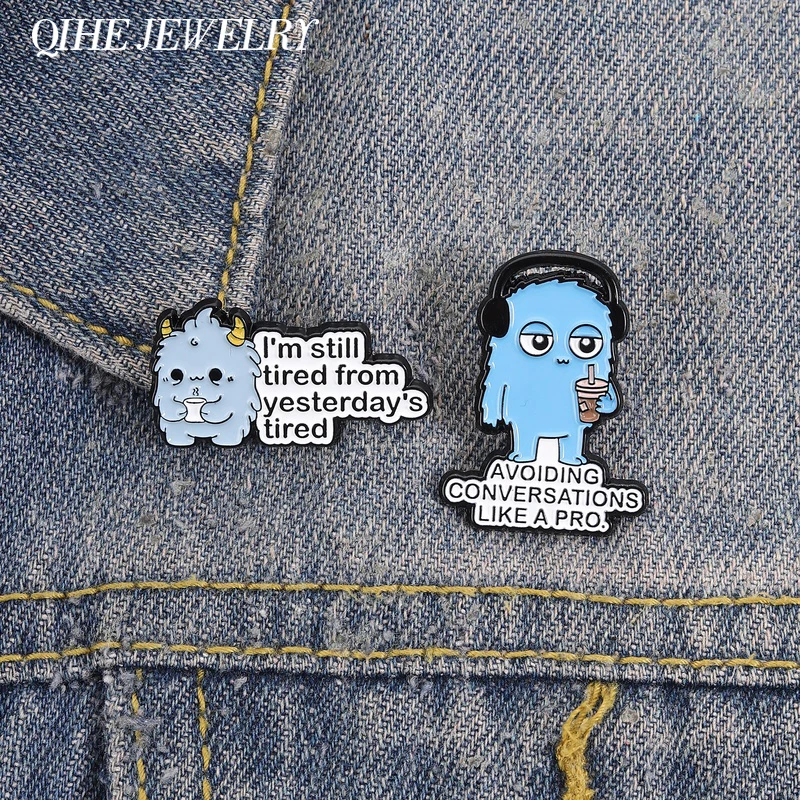 Pin de Esmalte de Monstruo de Dibujos Animados con la Frase 'Evitando Conversaciones Como un Profesional', Insignia 'Todavía estoy cansado de lo de ayer', Broches de Humor de Oficina