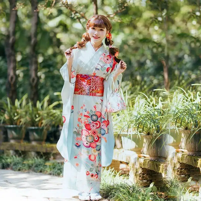 日本の伝統的な花のドラフトの新しい改良版は、着物をしわくずれしにくいです。ライトグリーンの春の着物です。