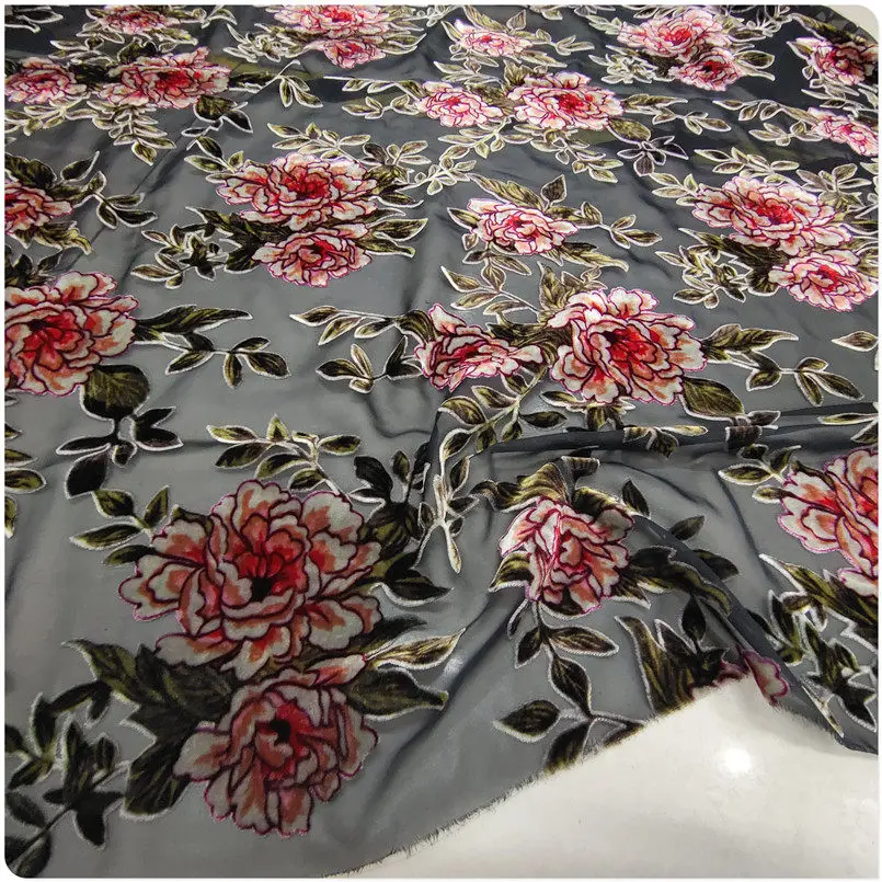 

Роскошная флокированная ткань с красными пионами и серым цветочным принтом для модных платьев, шарфов и домашнего декора