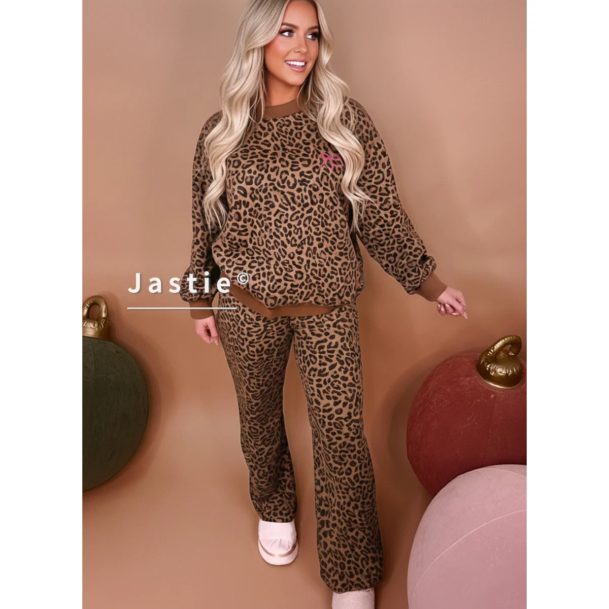 

Женский комплект из 2 предметов с леопардовым принтом, свободная толстовка с круглым вырезом + широкие брюки, повседневный спортивный костюм, розовая одежда для отдыха с вышитым бантом