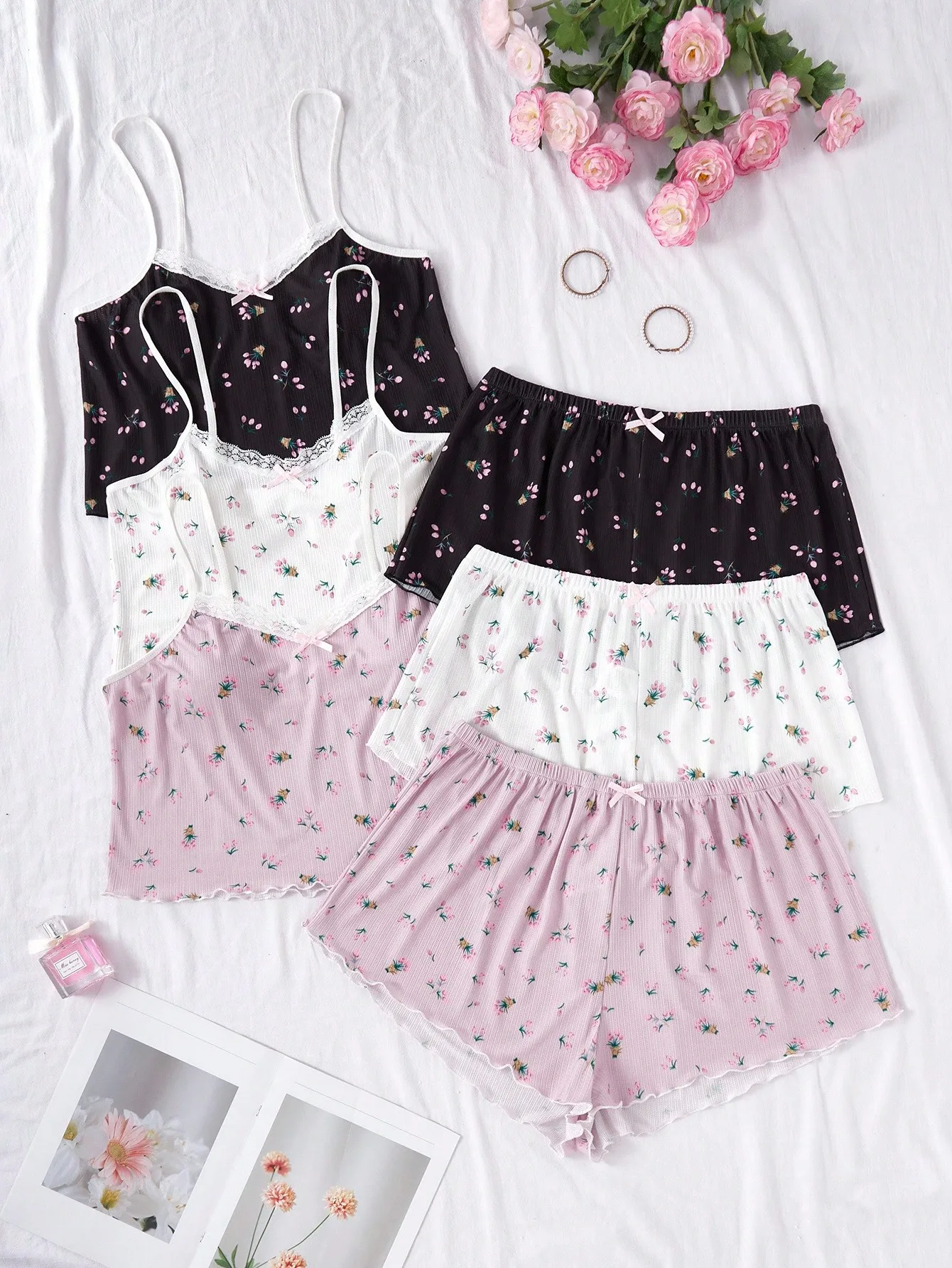 

Women's Floral Print Camisole and Shorts Pajama Set with Lace Trim