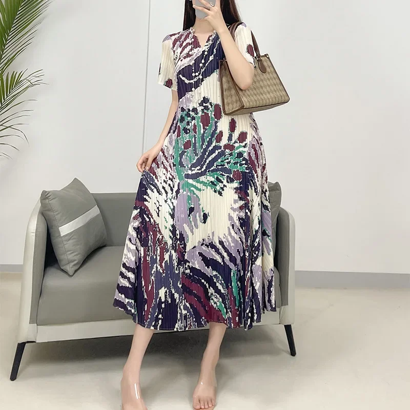 

Miyake Style Pleated Dress Women 2024 Summer New Year New Oil Painting Style Floral Print V-neck Short-sleeved Waist Outer Wear