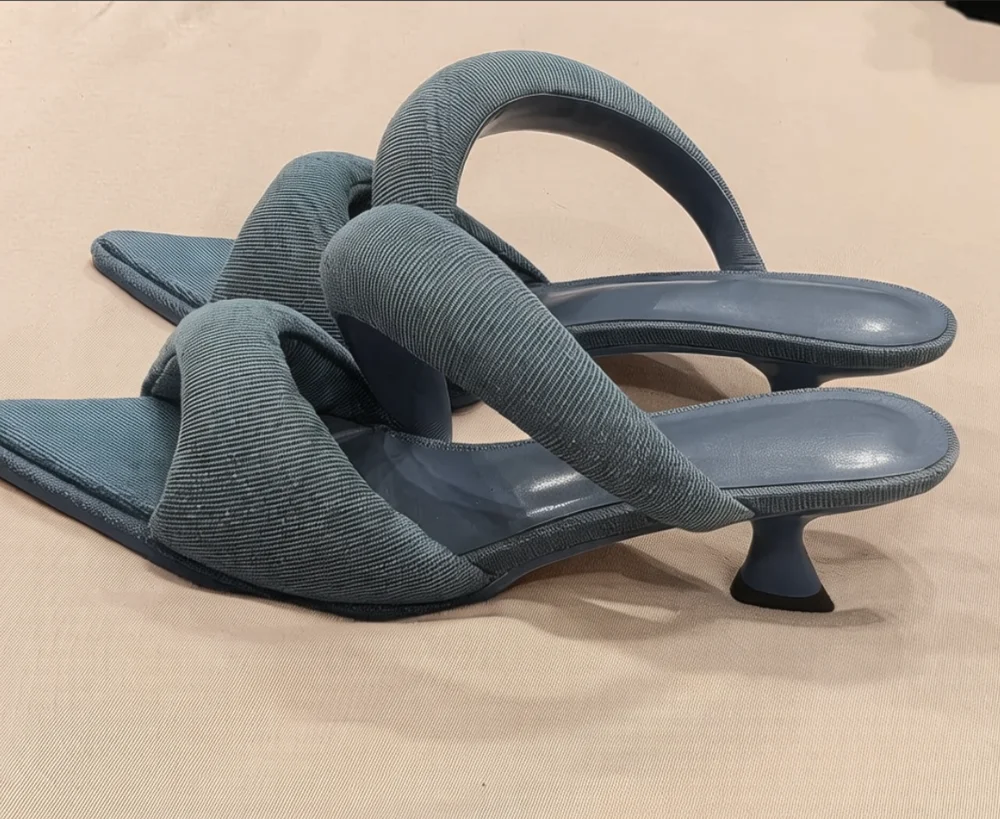 Sandales rétro bleues à bout pointu style défilé, avec large bride avant bouclée, design simple à enfiler, talon chaton élégant pour le quotidien