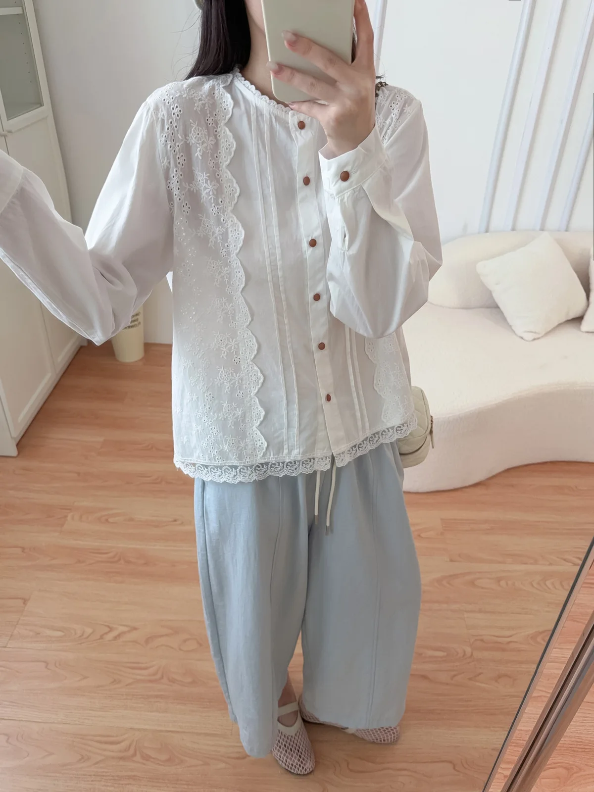جديد 2025 الخريف قميص قطني بكم طويل ، المرأة الوقوف التطريز الدانتيل ، موري فتاة الفرنسية الحلو تخفيف شيك بلوزة فضفاضة T59717CC
