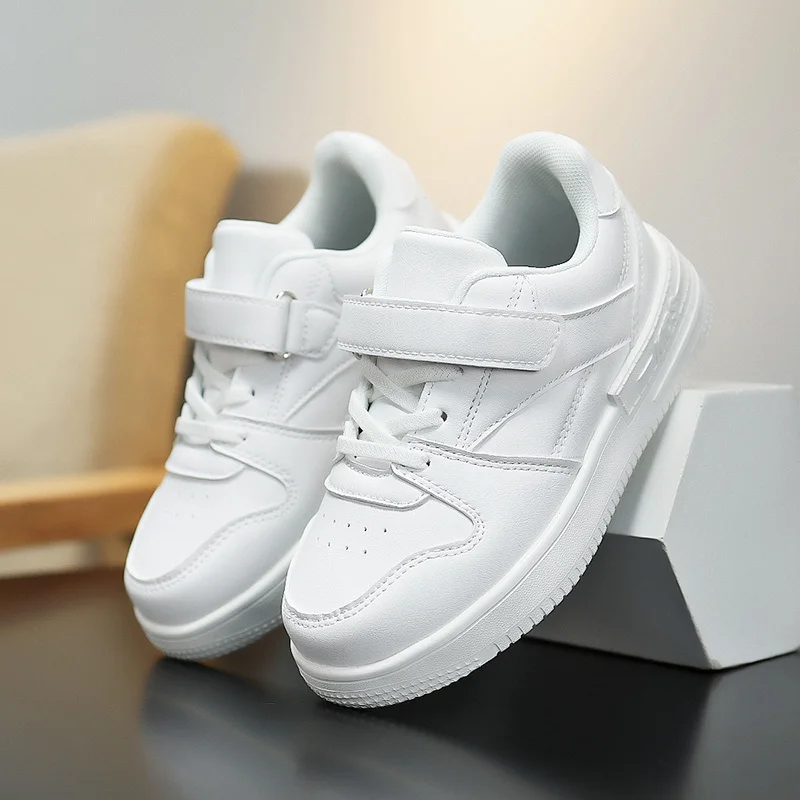 

Пара детских спортивных кроссовок с прочной подошвой и застежкой на липучке для повседневного и спортивного образа YY-2402.