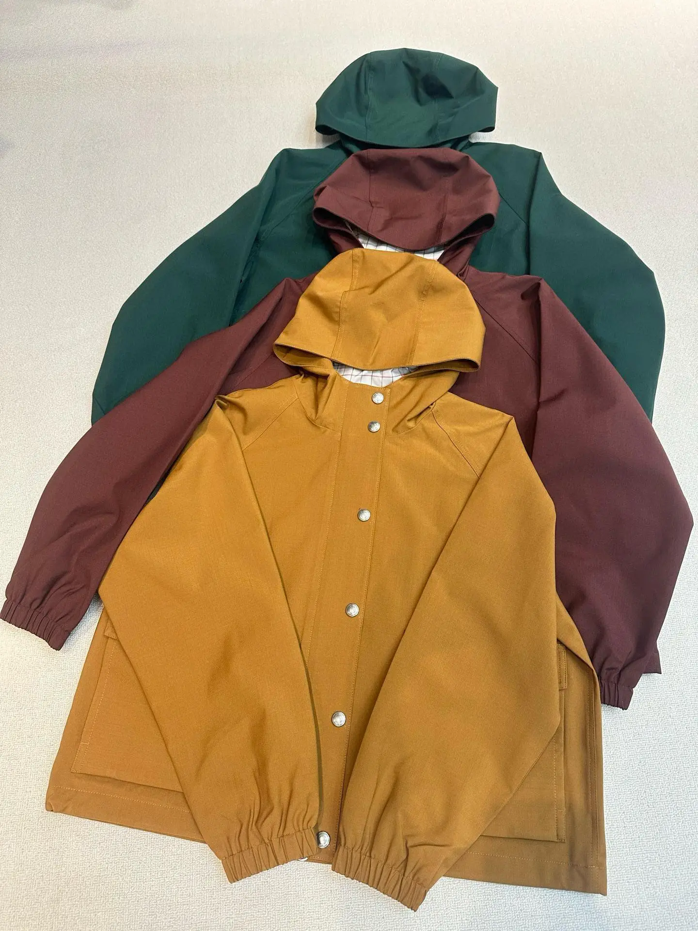 

Новый шерстяной тренч с капюшоном для ранней весны, модный и универсальный повседневный топ свободного кроя, стройнящий силуэт.