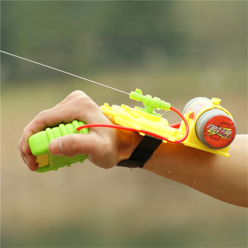 Divertente pistola ad acqua tenuta in mano da polso a spruzzo giocattoli all'aperto Summer Beach Play Water Toy piscina sport pistola pistola arma regali per bambini