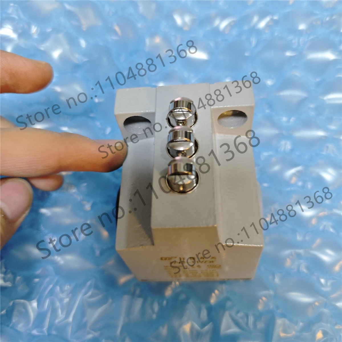 

1 шт. SN06R12-502-M, SN06D12-502-M, SN05R12-502-M, SN05D12-502-M — комбинированный концевой выключатель с двойным контактом