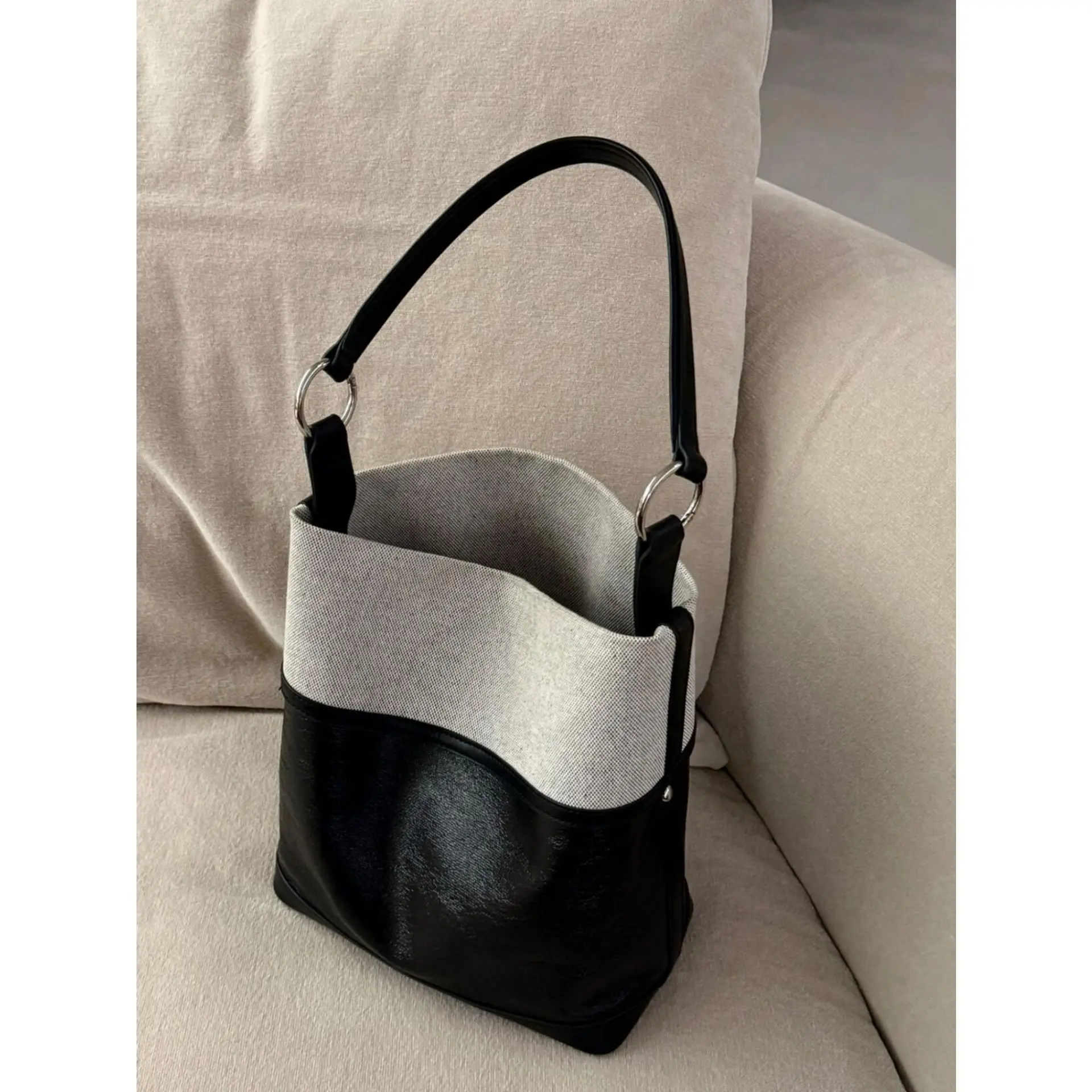 

Exquisite Color Matching Casual 2025 New Fashion Light Luxury Niche High-end Bucket Bag Versatile Shoulder Messenger Bag