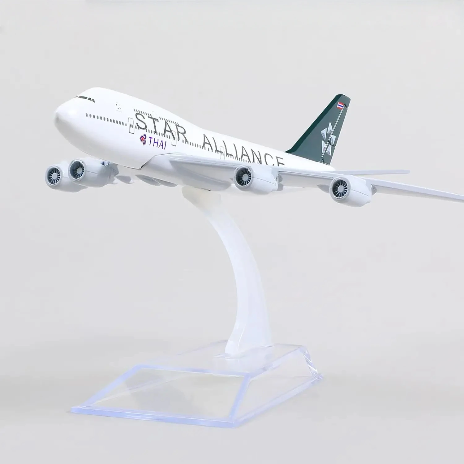 

Масштабная модель самолета Thai B747 Star Alliance 1/400 из литого металла с подставкой для коллекций, в качестве подарка или для настольного декора