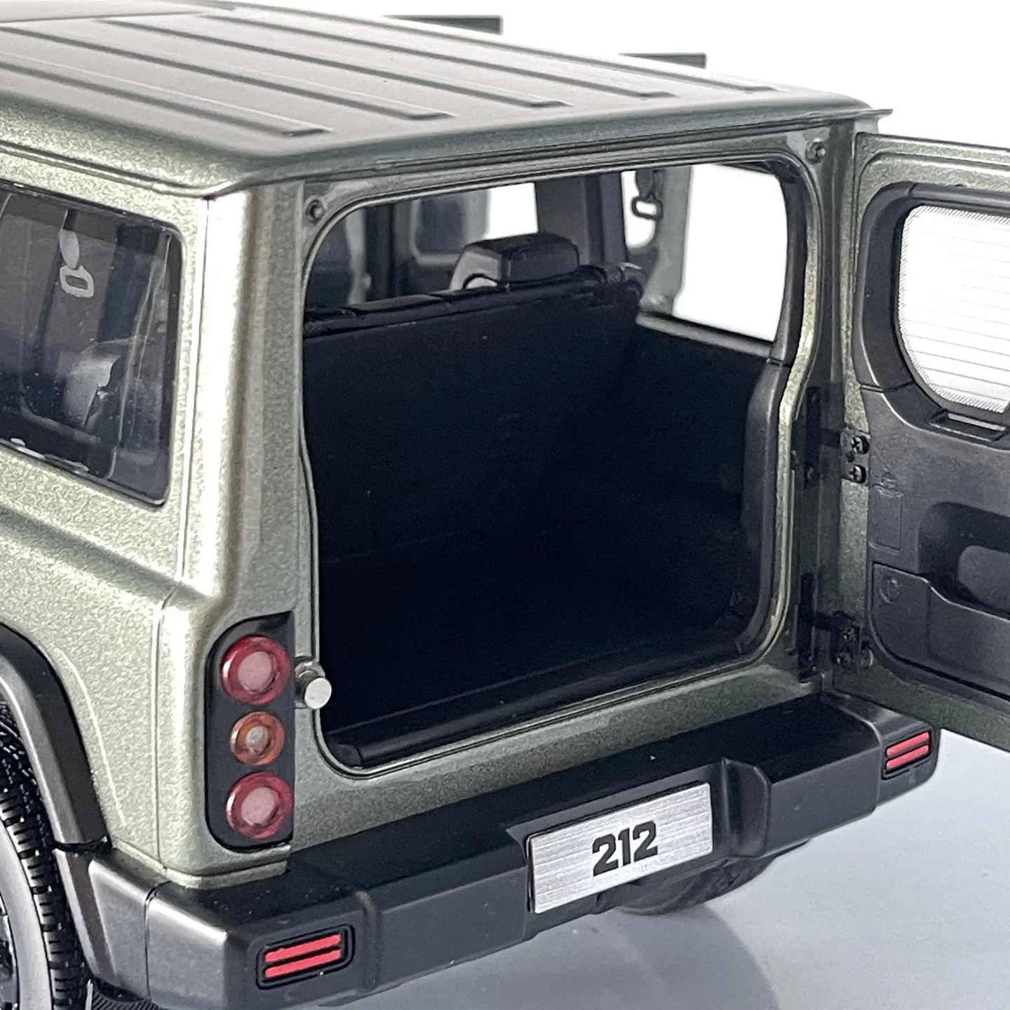 BJ212 Micromodel,Beijing 212 T01 Adventurer Desktop Decoration,Die-cast Alloy model,Metal Car Model,Adult Gift,Green,1:18