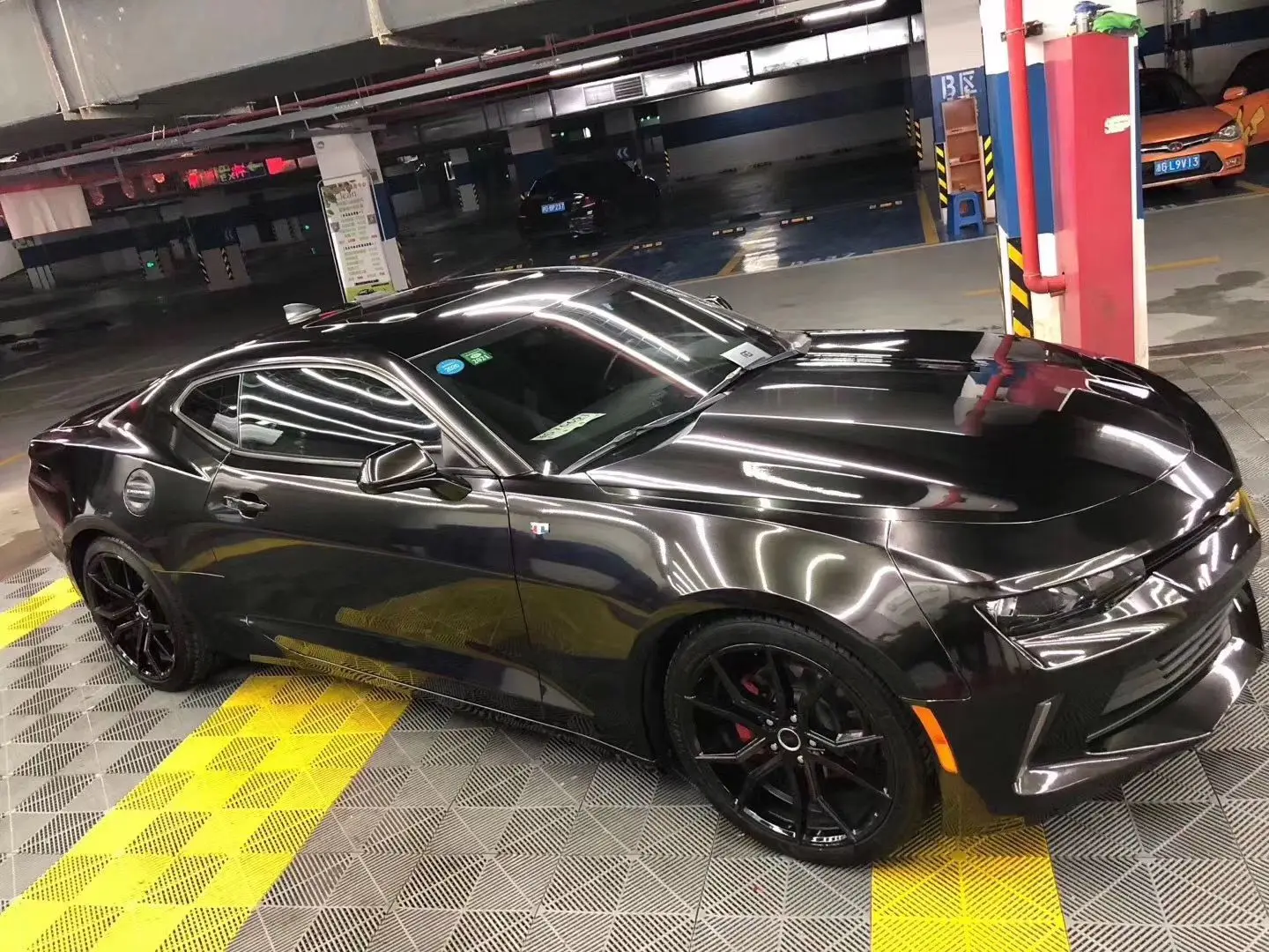 لفة تغليف السيارة من الفينيل باللون الأسود المعدني عالي اللمعان