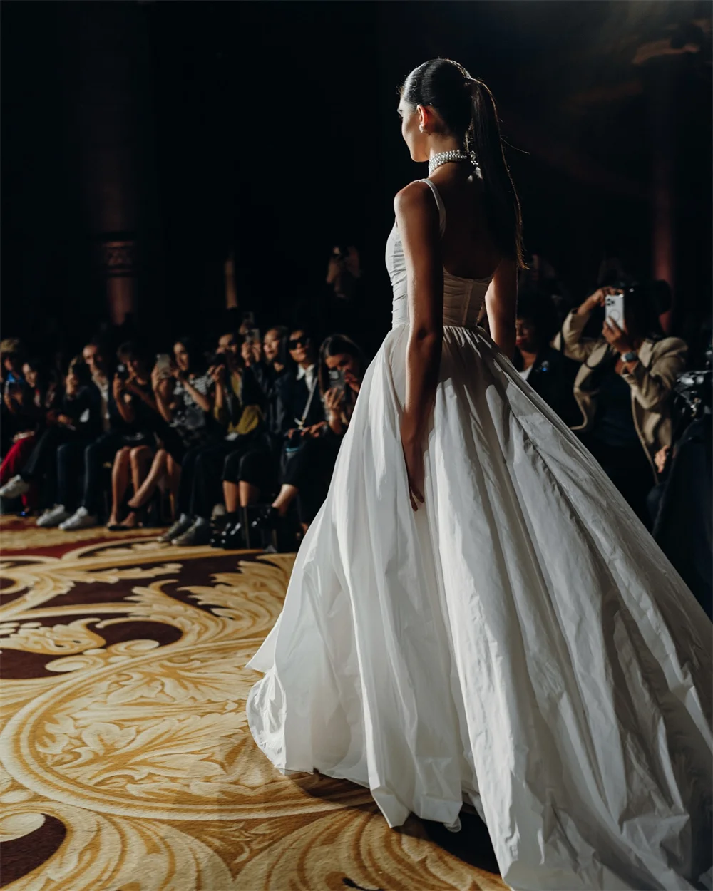 ชุดแต่งงานแบบสายเดี่ยวสีขาวสั่งตัดจากโตเกียว แขนกุด ซิปหลัง ทรงเอไลน์ พร้อมชายกระโปรงยาวแบบคอร์ทเทรน ปี 2025