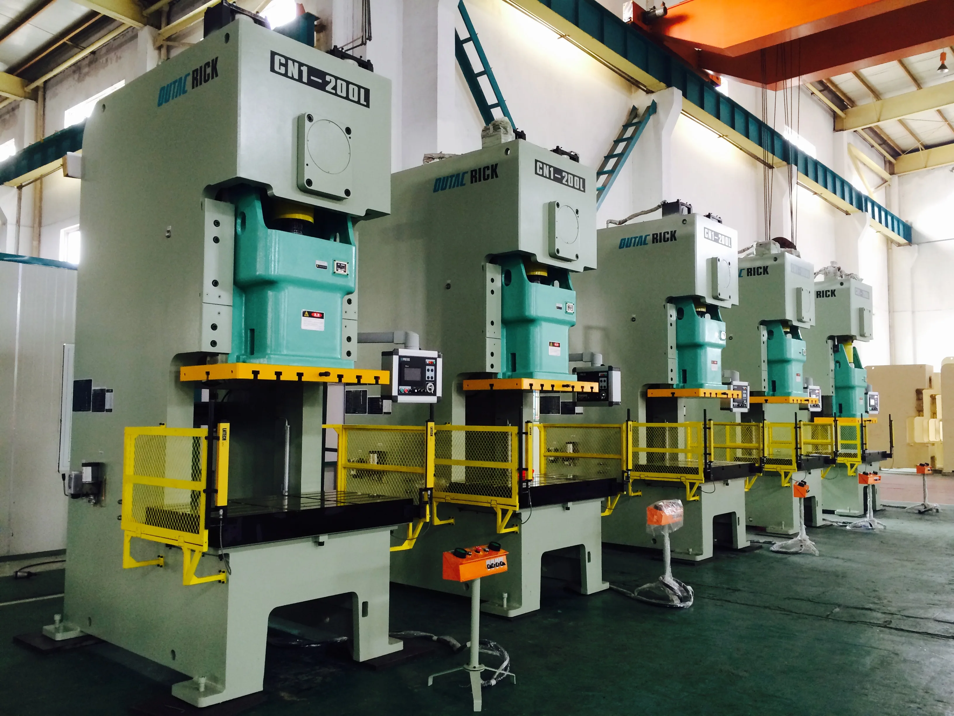 Manuelle Metallstanzmaschinen mit automatischer Presse. Handelstanzmaschine zum Stanzen von Metalllöchern