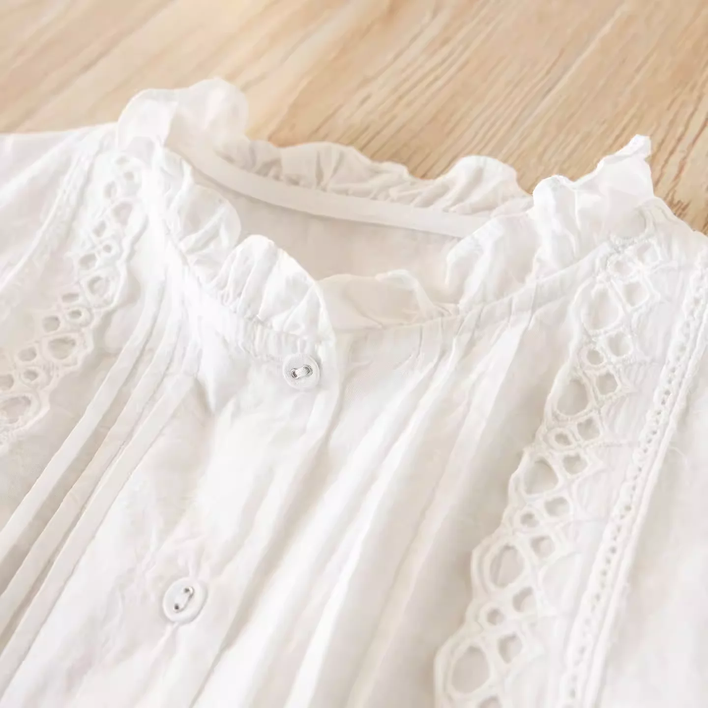 

Весенняя женская одежда 2026: богемная белая блузка с воротником-стойкой, кружевной вышивкой и плиссировкой, 100% хлопок, в стиле бохо