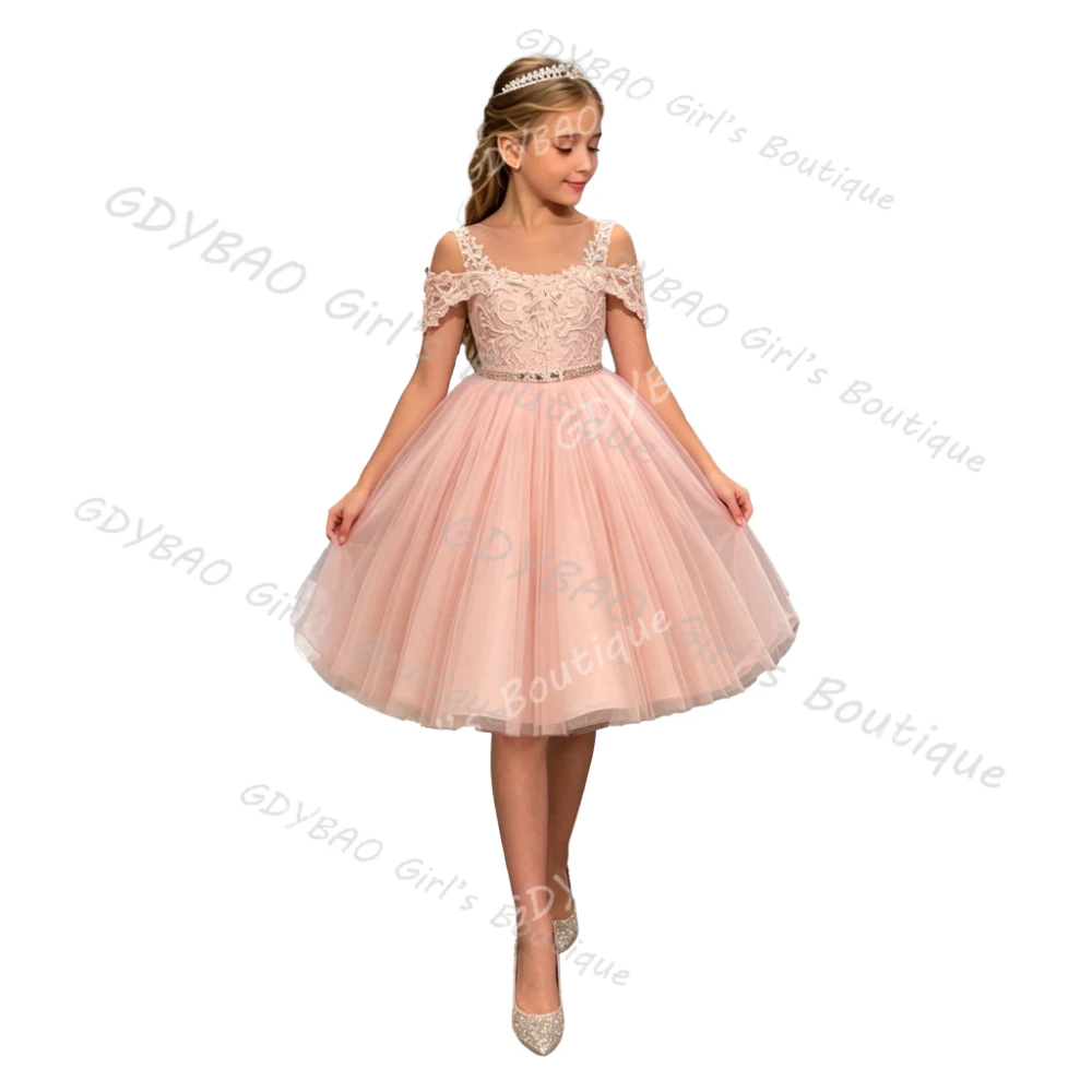 

Tulle Flower Girl Dress Off Shoulder Lace Appliques with Sparkly Waist Belt Knee Length Kids Pageant Gown for First Communion