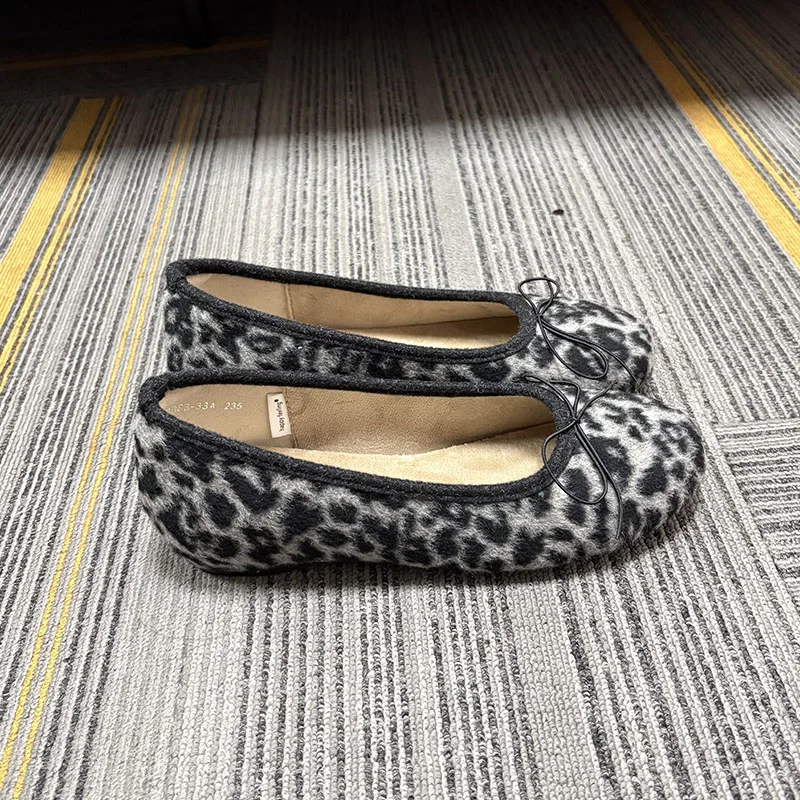 Wintermode: Flache Schuhe mit Fellbesatz, zum Hineinschlüpfen, für Damen, Ballettstil, neue Herbstkollektion, mit Schmetterlingsknoten, runde Zehen, flache Damenschuhe mit Plüschfutter. – Detail 12