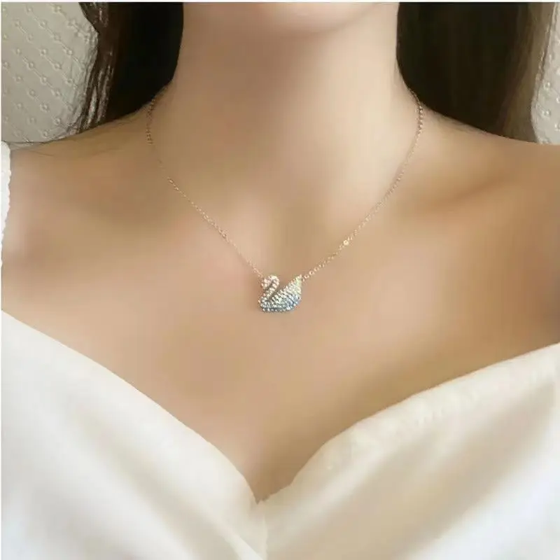 Colar de Cisne para Mulheres, com Design em Degradê, Elemento de Coração Batendo de Cisne Branco e Corrente de Clavícula