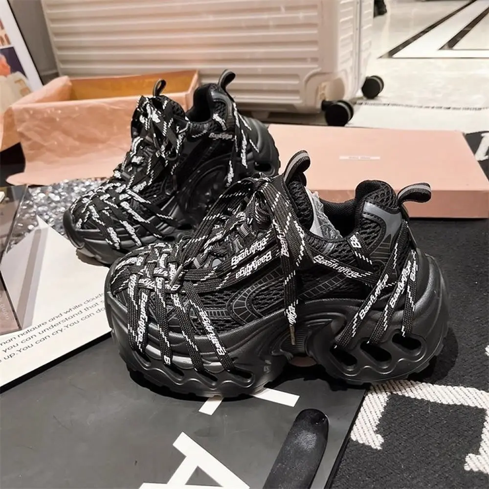 أحذية رياضية نسائية مكتنزة سميكة سوليد عصرية تصميم خاص أحذية خارجية عالية خاصة بكعب عالٍ ملابس يومية مصمم أزياء 2025