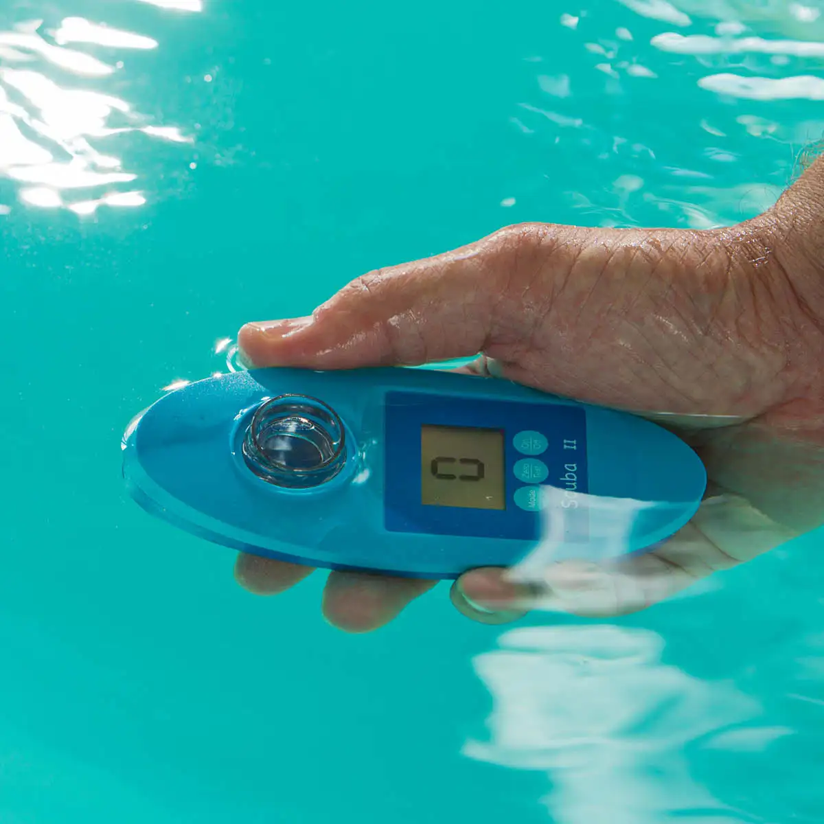 Test equipment for the responsible private swimming pool and whirlpool operator