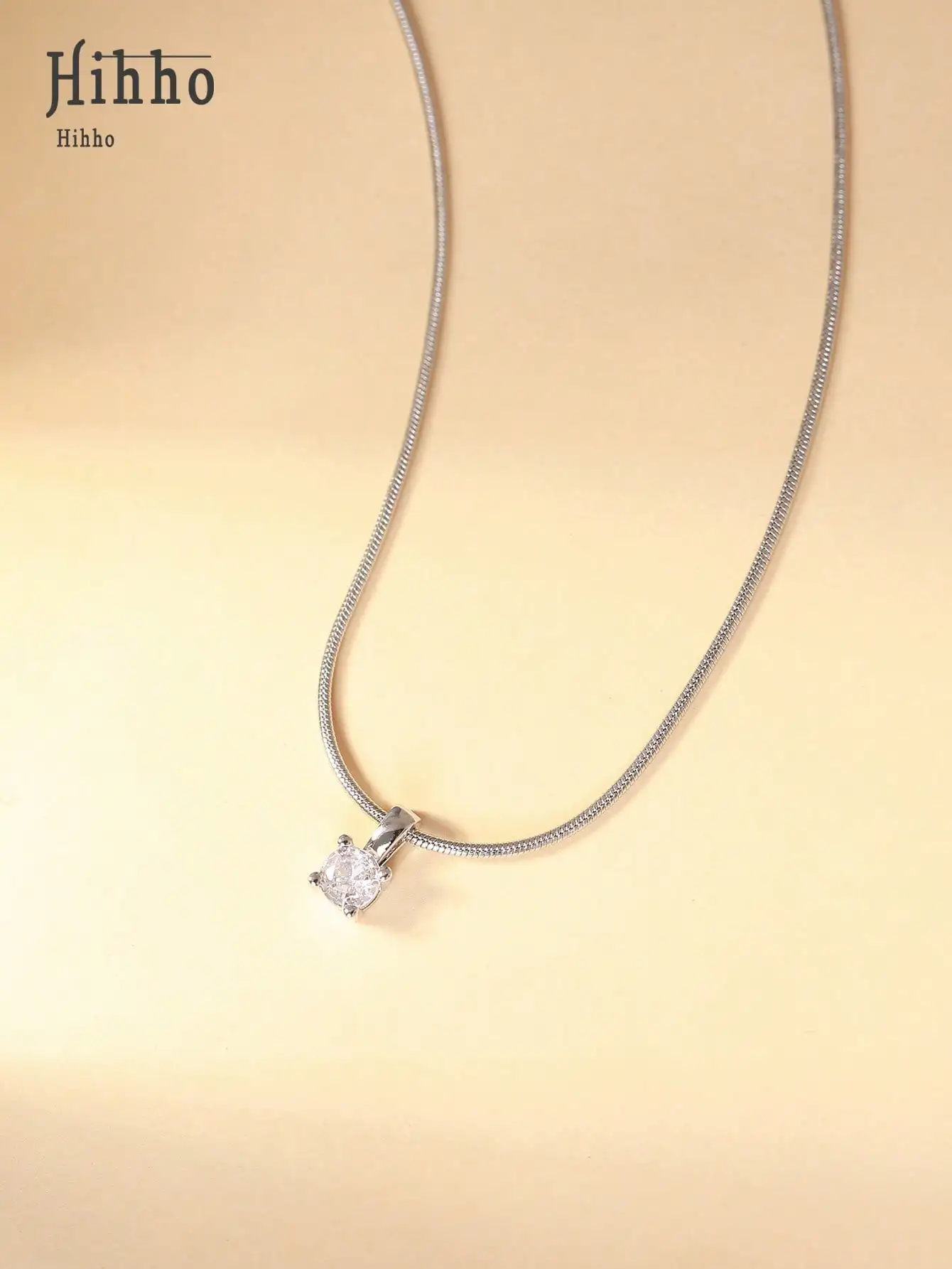 

Серебряное ожерелье-цепочка с подвеской в виде змеи и прозрачным кубическим цирконием