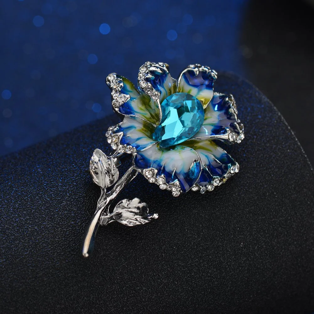 An elegant and colored flower of Mina for women, a gift attached to crystal in rose form, a fancy flower pin to decorate parties.