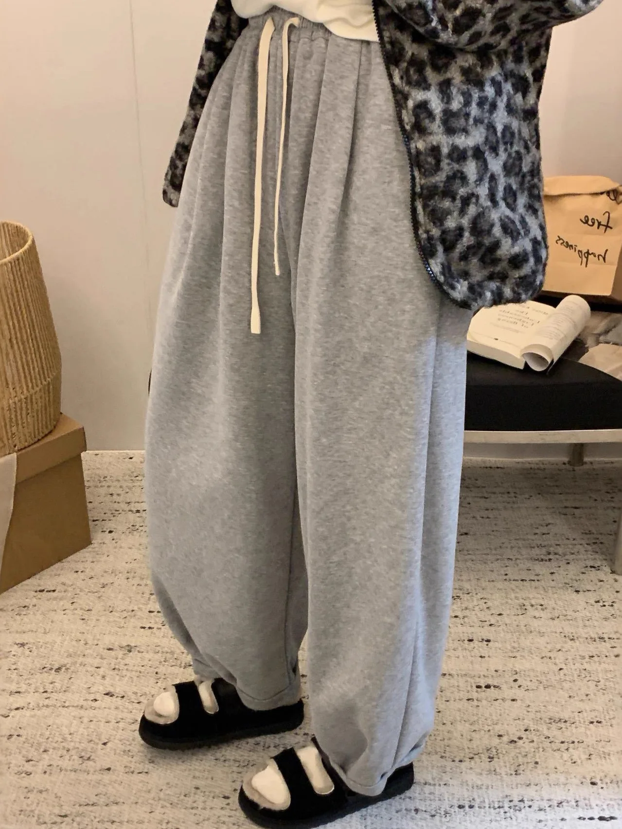 Luźne, wygodne spodnie z szerokimi nogawkami, ocieplane, codzienne, sportowe, na jesień i zimę, z wysokim stanem i elastyczną talią.