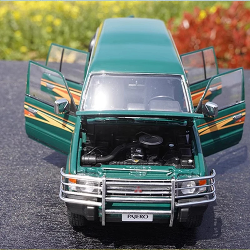 Model Car 1:18 Pajero V31 Jeep off-road Alloy Simulation Full Door Design Suitable For Collecting and Displaying Gifts