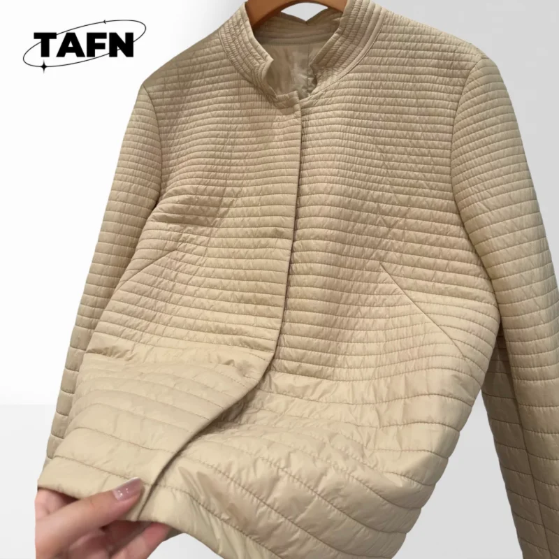 Lightweight & Durable Women's Vest Jacket for Winter Outdoor Puffer Vest Jacket for Women, Stylish and Functional AJ1305