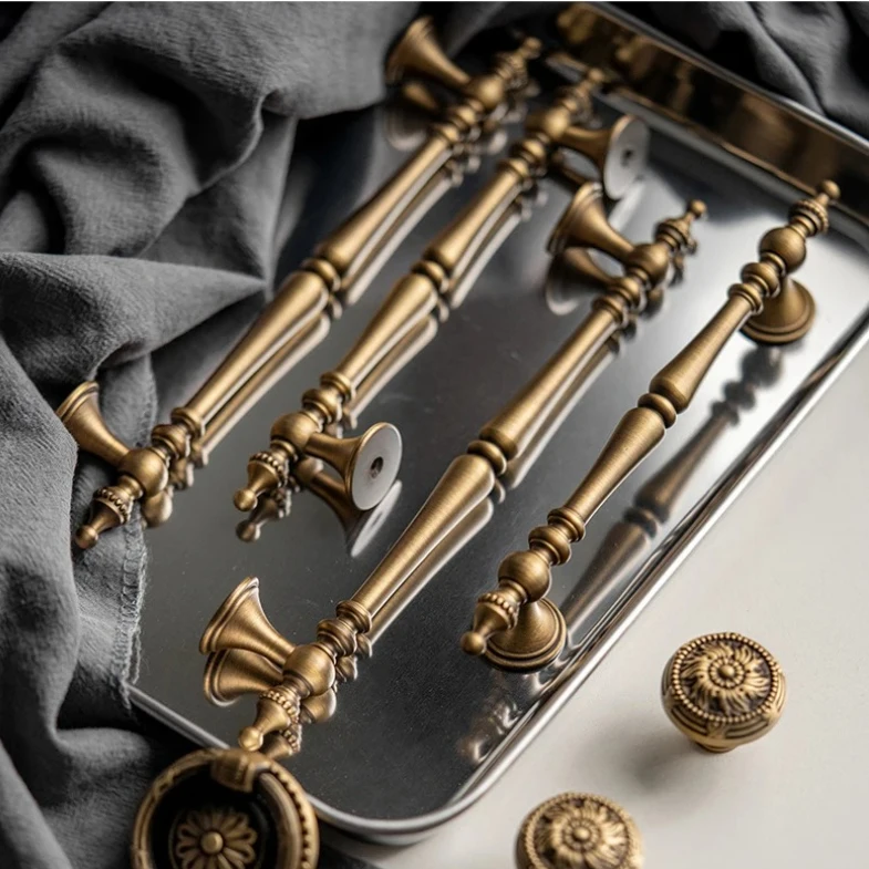 Französische Retro-Messinggriffe für Kleiderschrank, Schublade und Schrank, Vintage-Möbelgriffe und -Knöpfe, Bronze-Küchenschrankknöpfe
