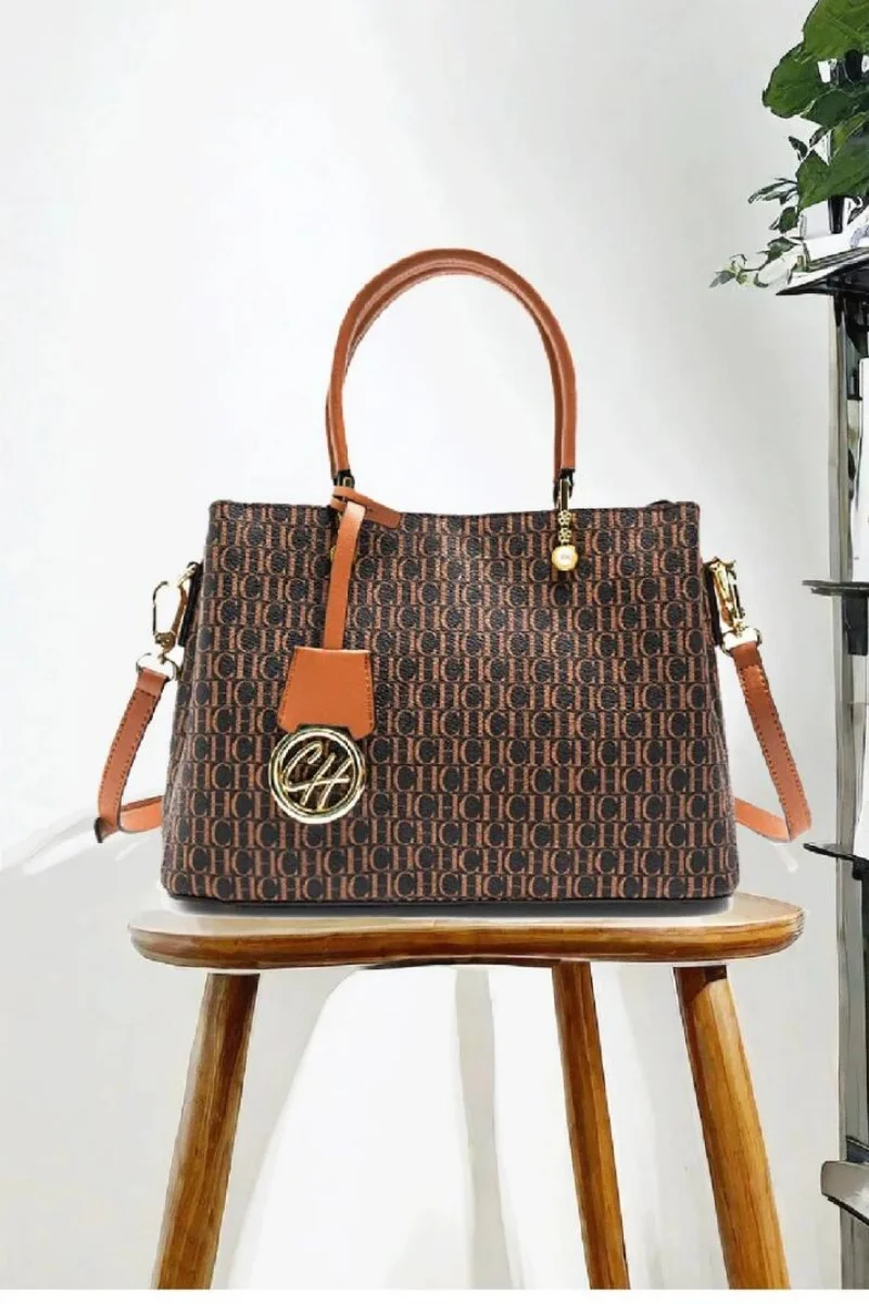 

Exquisite Luxury Brand Letter Pendant Design with Letter Printing for Women's Handbags Unique Elegant Trendy Niche High-Quality
