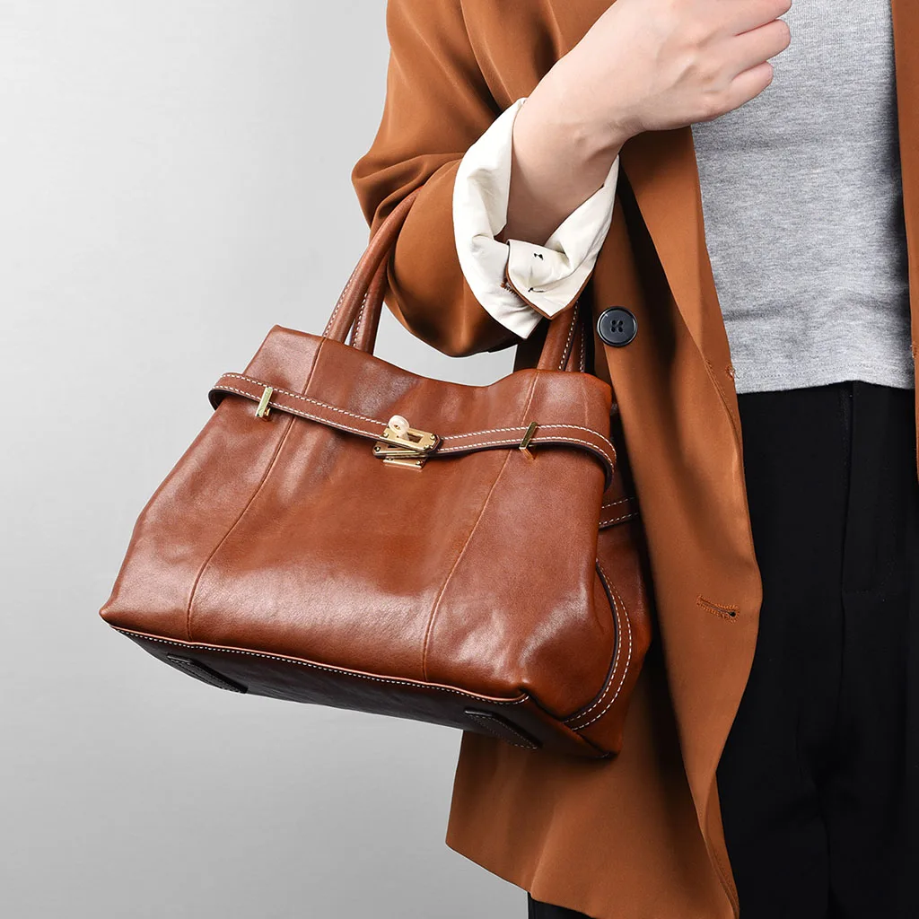 

Женская сумка через плечо, новинка 2024, легкая роскошная маленькая высококачественная кожа растительного коричневого цвета, модный аксессуар