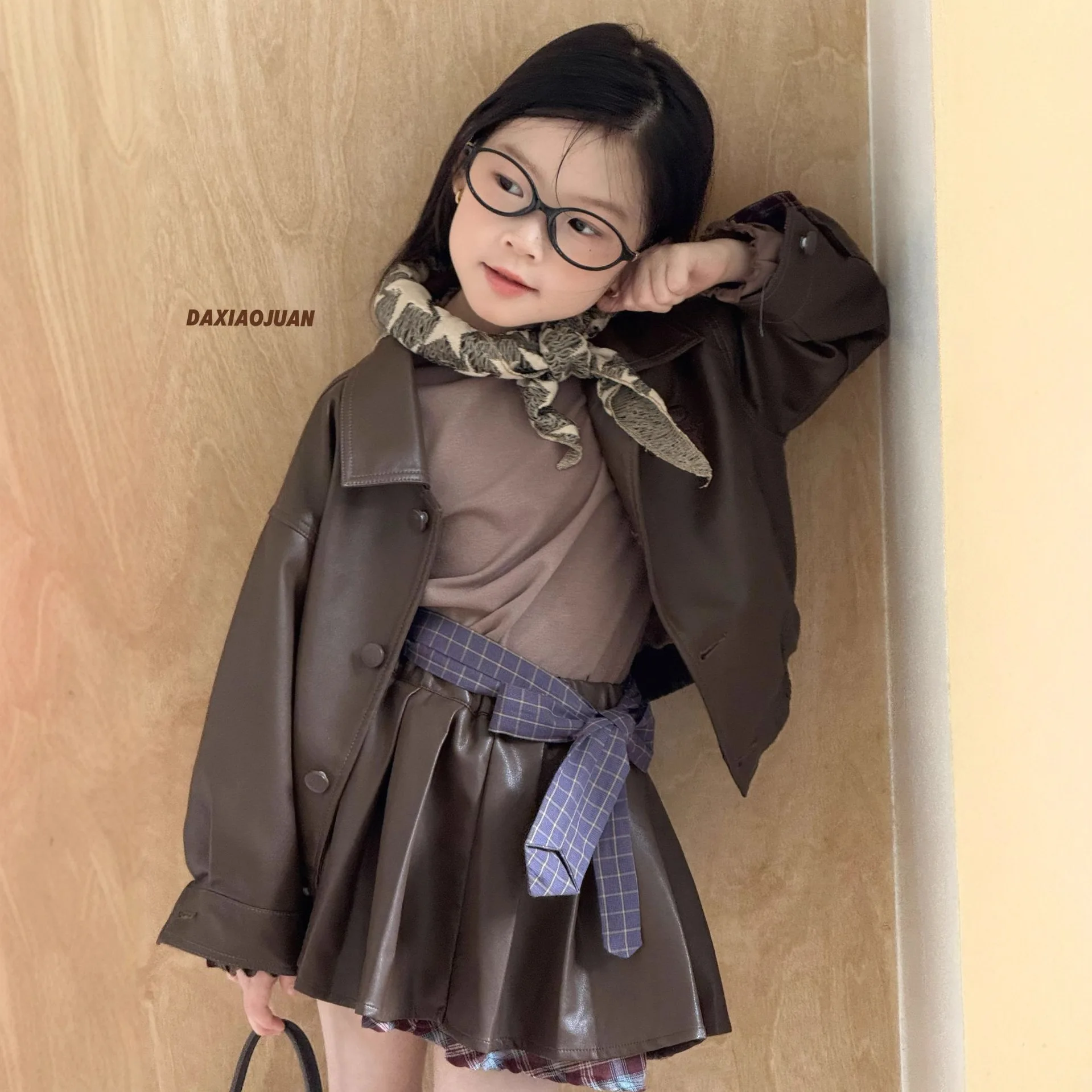 معطف بناتي للخريف من الجلد الصناعي 2025 موضة كورية جديدة غير رسمية يومية واحدة الصدر وأكمام طويلة بلون واحد