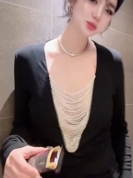 

Женская футболка с V-образным вырезом, декорированная бисером и цепочкой, модный дизайн с цветовыми блоками, длинный рукав, повседневный стиль, полиэстер.