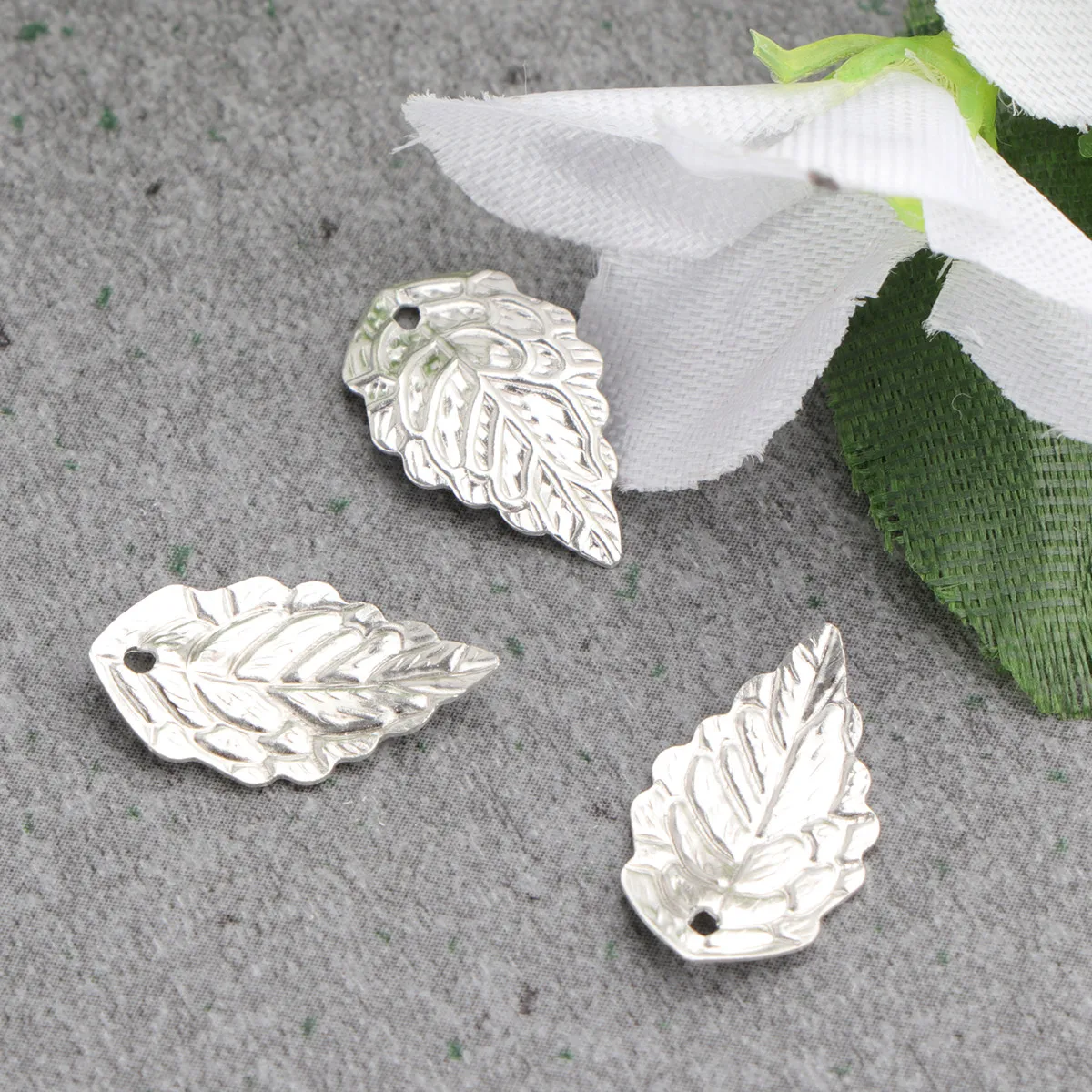 

Набор из 6 серебряных подвесок-листочков для создания украшений своими руками: ожерелья, браслеты, серьги, брелоки, цепочки для ног, декор для телефонов