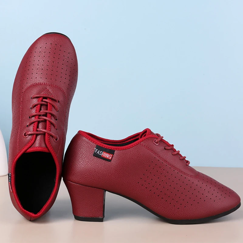 Рисунок 4 - Женская обувь для латинских танцев