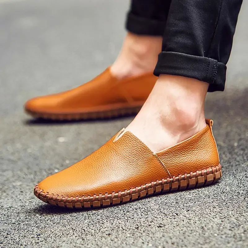 Sepatu pria 2024 baru musim panas kulit sapi Moccasins kulit asli dasar lembut sepatu Slip-on