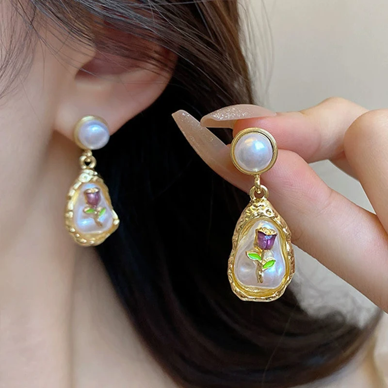Retro Golden Metal Water Droplet Dangle Earrings for Women Irregular Imitation Pearl Purple Rose Flower Drop Earrings Jewelry