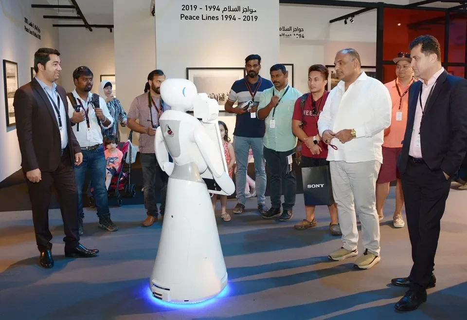 Robot layanan cerdas yang dapat diprogram AI untuk solusi Booth Foto