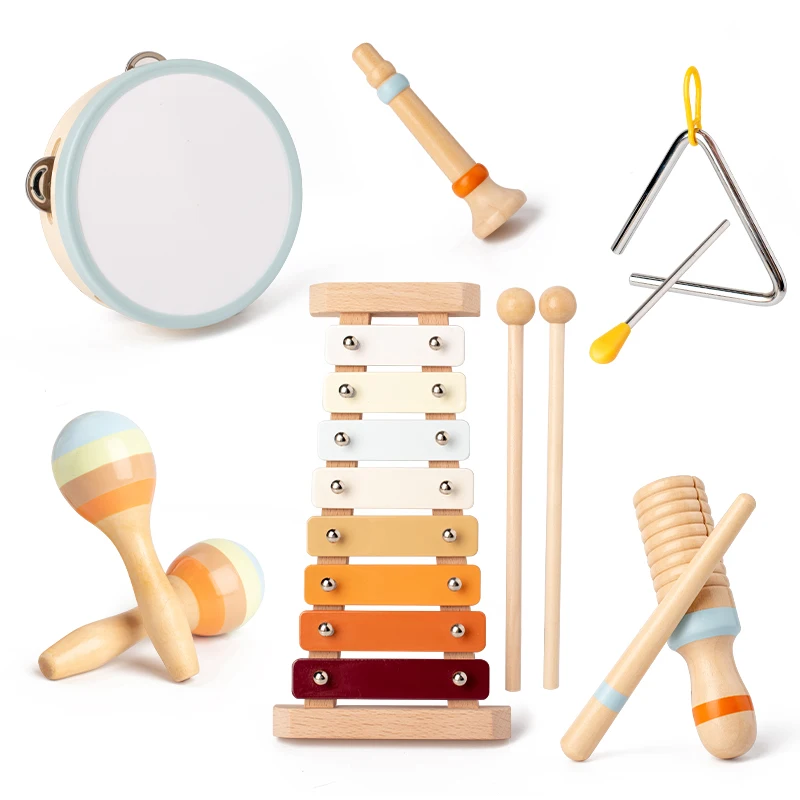 Drewniany zestaw instrumentów muzycznych zawiera ksylofon, bęben, shaker i inne. Dzieci będą się świetnie bawić, tworząc muzykę i uderzając w instrumenty.