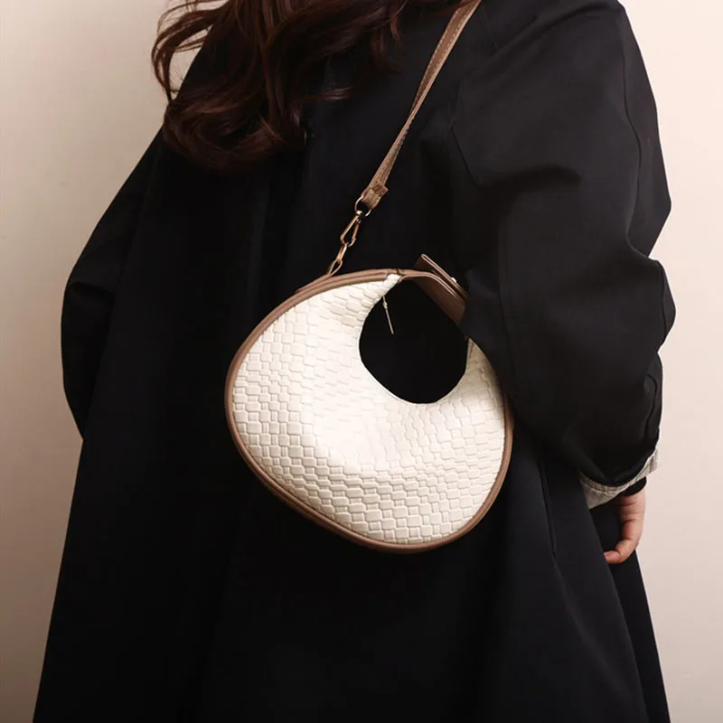 Simple Leisure Commuting Foreign Style Crescent Bag 2024 Spring New Fashion Retro Handheld Single Shoulder Crossbody Women's Bag