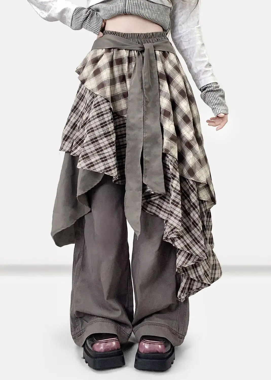 Gonna a trapezio a media lunghezza al ginocchio, a balze, con orlo a balze e patchwork a quadri marroni retrò