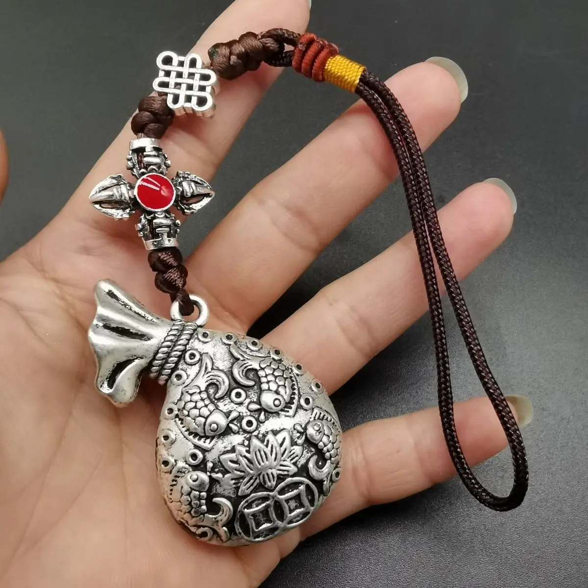 Antique old Tibetan silver lucky bag pendant, boutique old Tibetan silver lucky bag pendant, high-end atmospheric upper-end devi