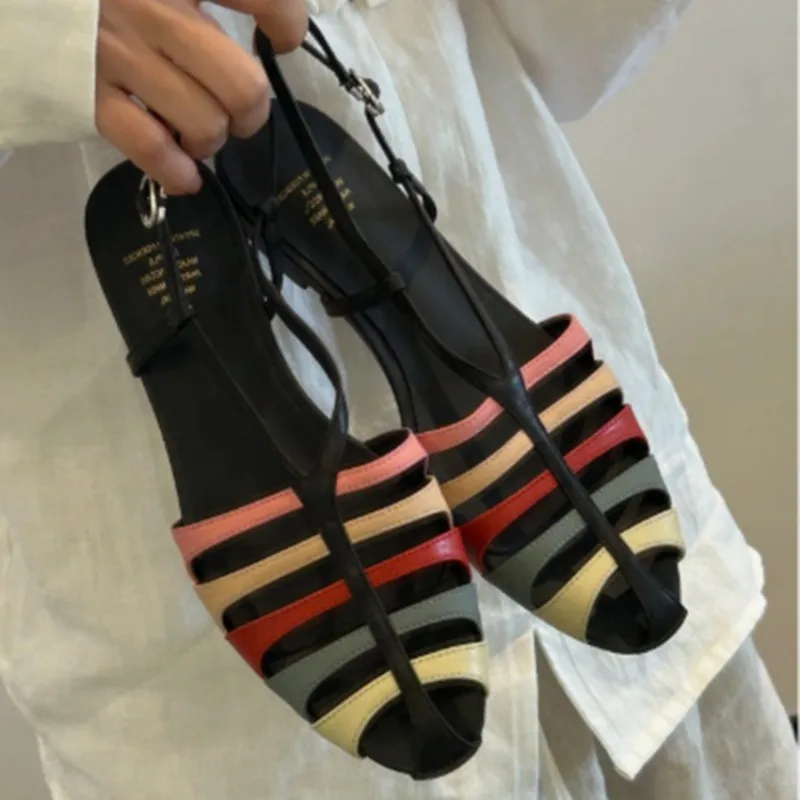 

Женские римские сандалии Xia Flats из мягкой коровьей кожи с дизайнерским акцентом, французским вырезом, тонкими ремешками и облегающей стопой