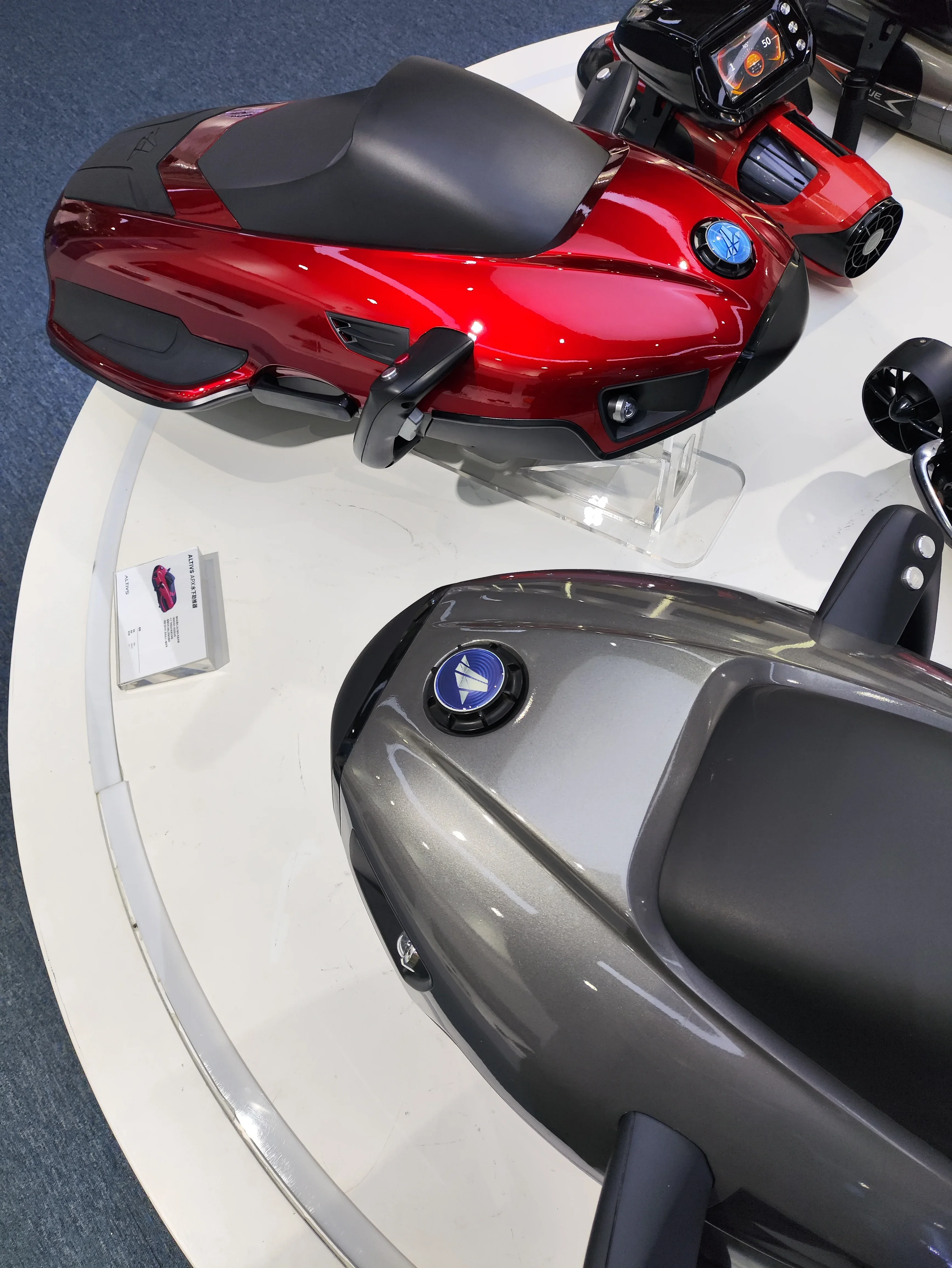 Altivs Apx سكوتر خفيف الوزن بعمق 40 مترًا تحت الماء 23 كجم دفع 370N 100 دقيقة وقت اللعب