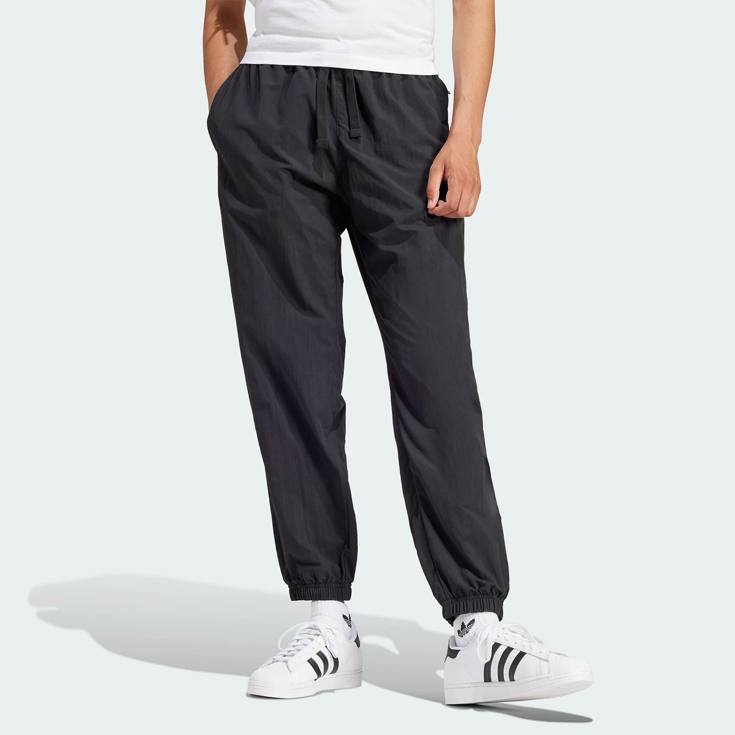 أديداس السراويل الرياضية المنسوجة الرسمية P ESS PANTS WV للرجال IS1796